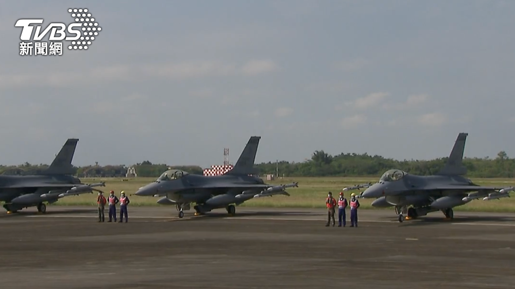 蔡英文親自校閱F-16V接裝成果。(圖/TVBS)