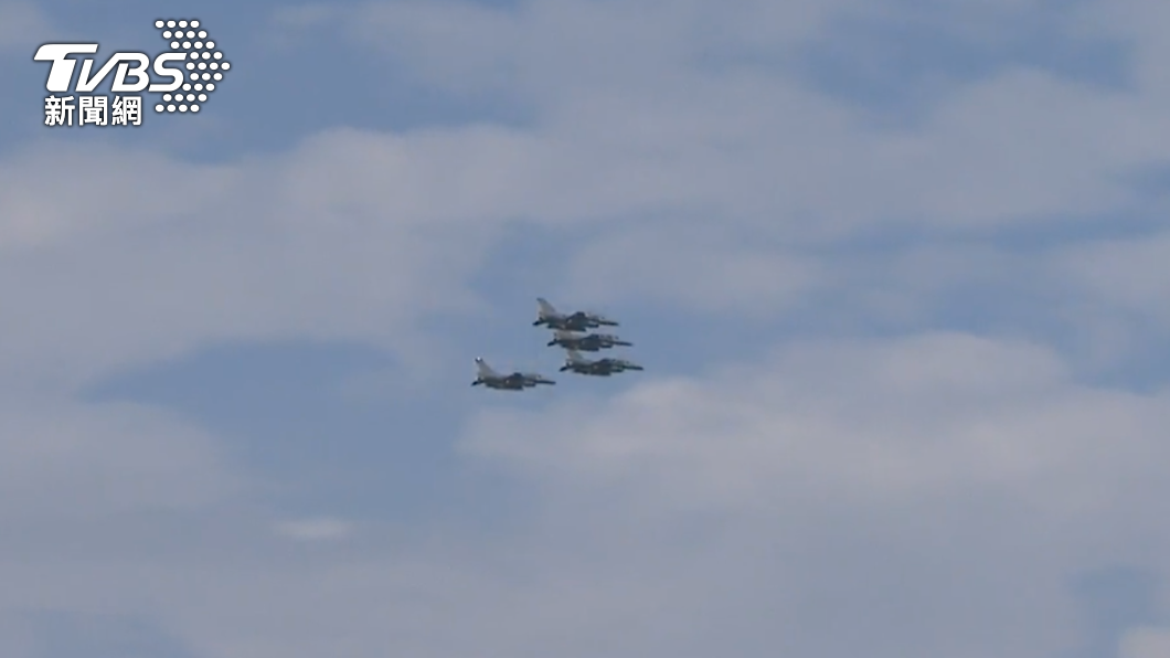 F-16V展示空中分列式。(圖/TVBS)