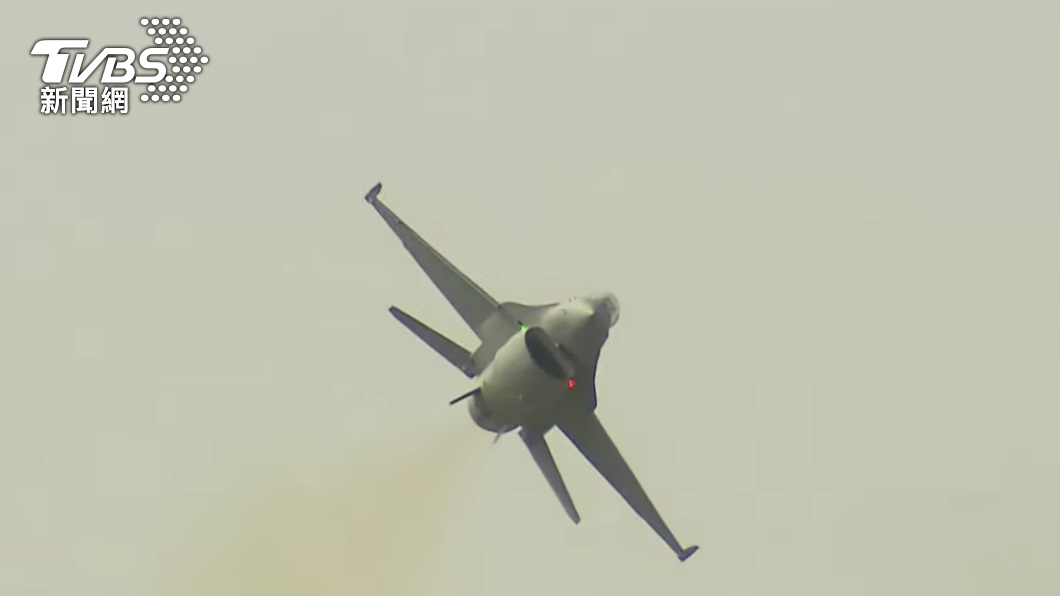 F-16V展演單機特技展示。(圖/TVBS)