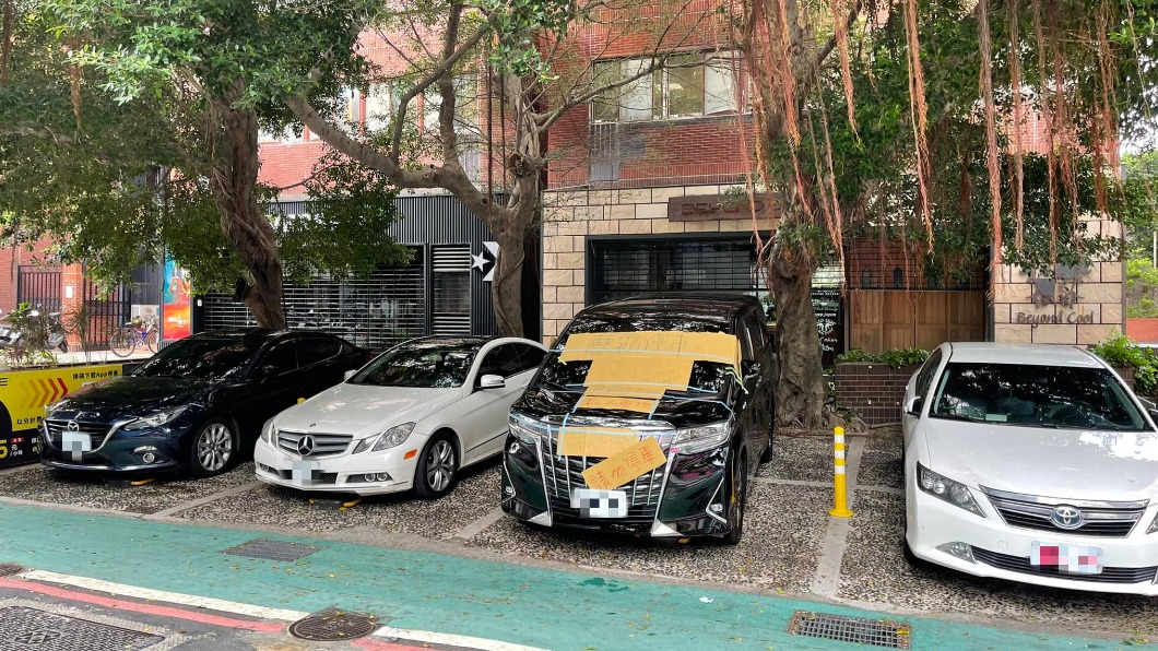 車子從遠處看起來格外顯眼。(圖/翻攝自爆怨公社)