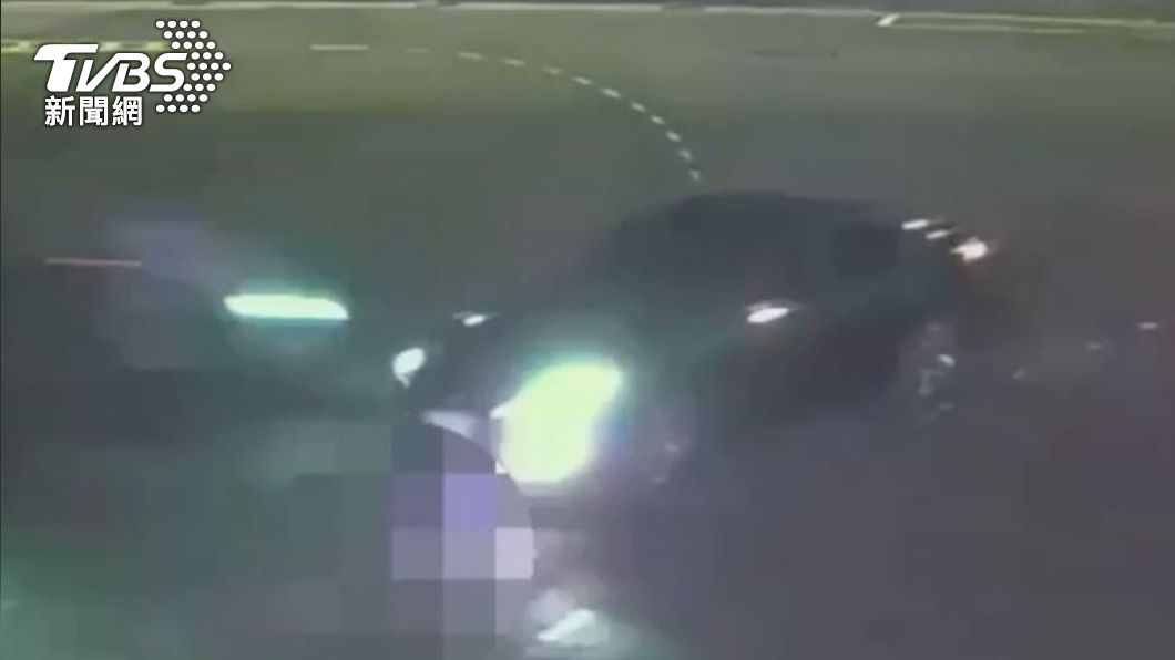 轎車在路口左轉,撞上直行重機。(圖/TVBS)