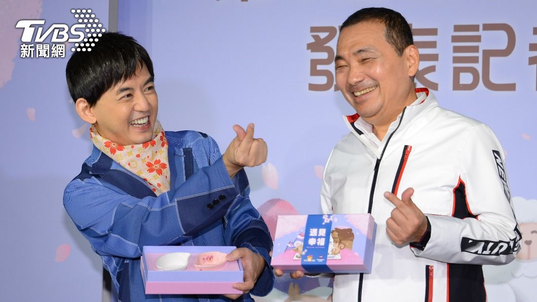 黃子佼出席第八屆新北庇護禮發表記者會,右為新北市長侯友宜。(圖/TVBS)