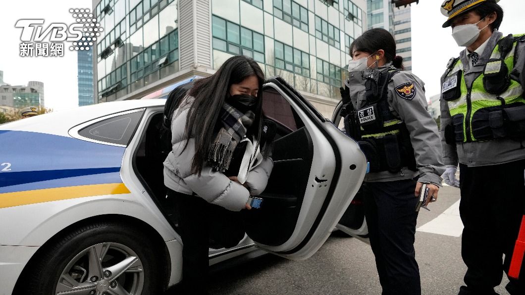 一試定生死?南韓學測登場 考生警車趕考、家長寺廟祈禱