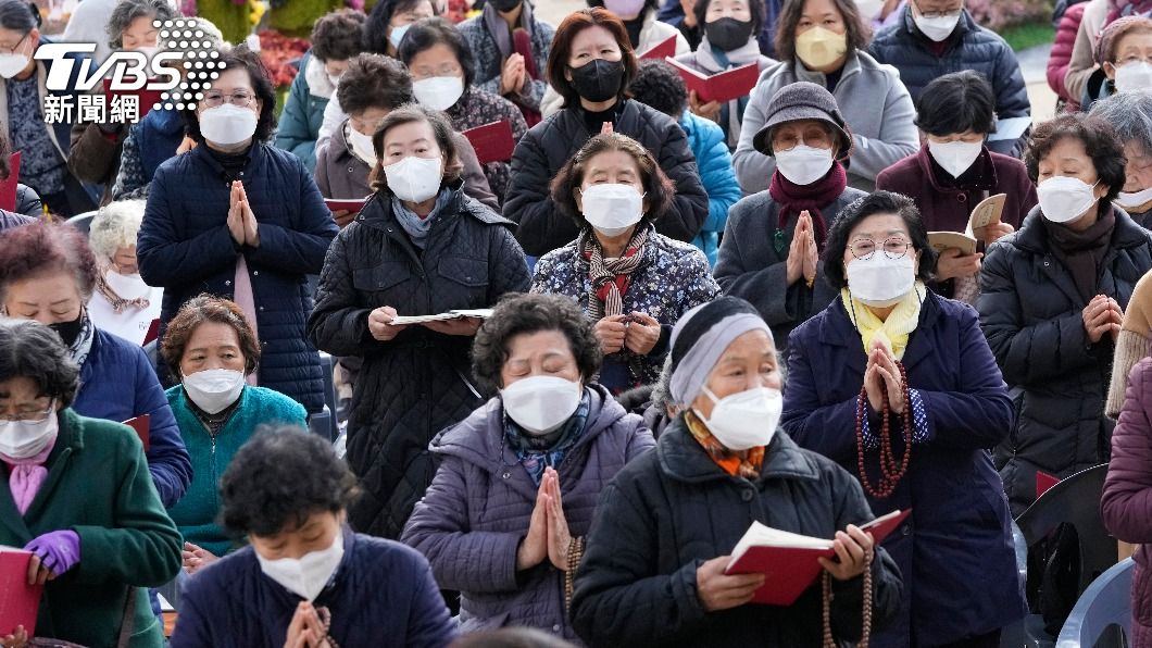家長在考場門口為孩子祈禱。(圖/達志影像美聯社)