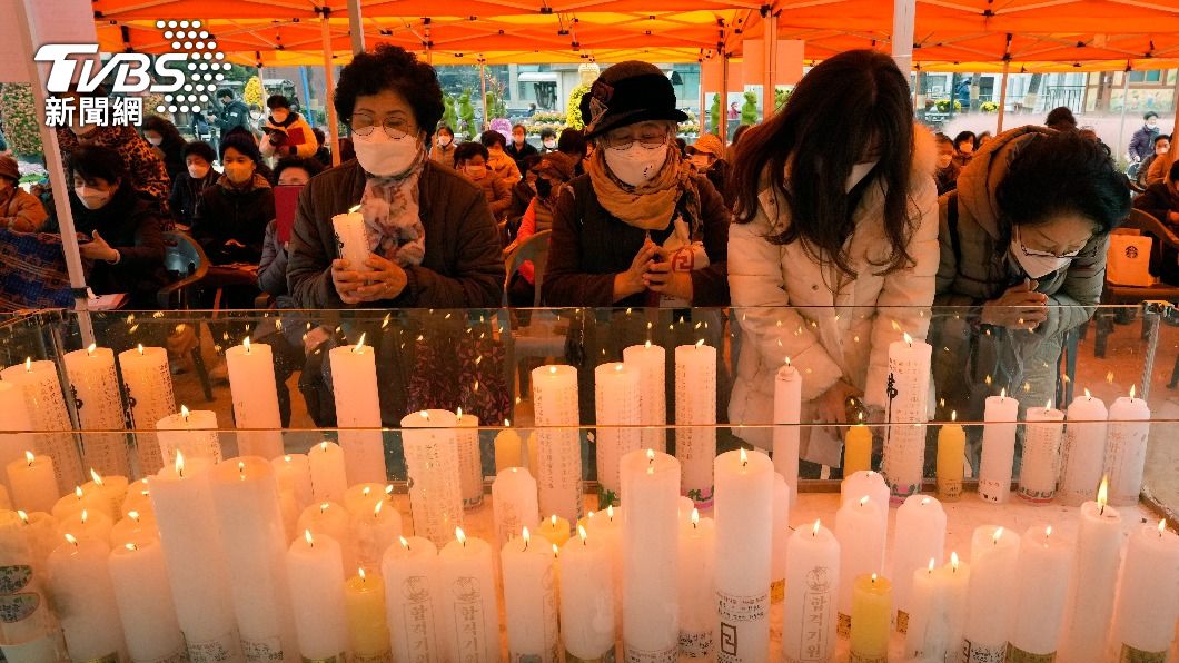 寺廟內也有許多家長為孩子點上蠟燭祈福。(圖/達志影像美聯社)