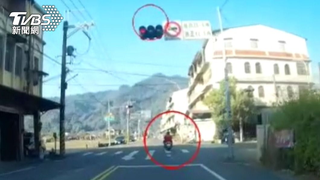 陳男騎車載小孩闖黃燈。(圖/TVBS)