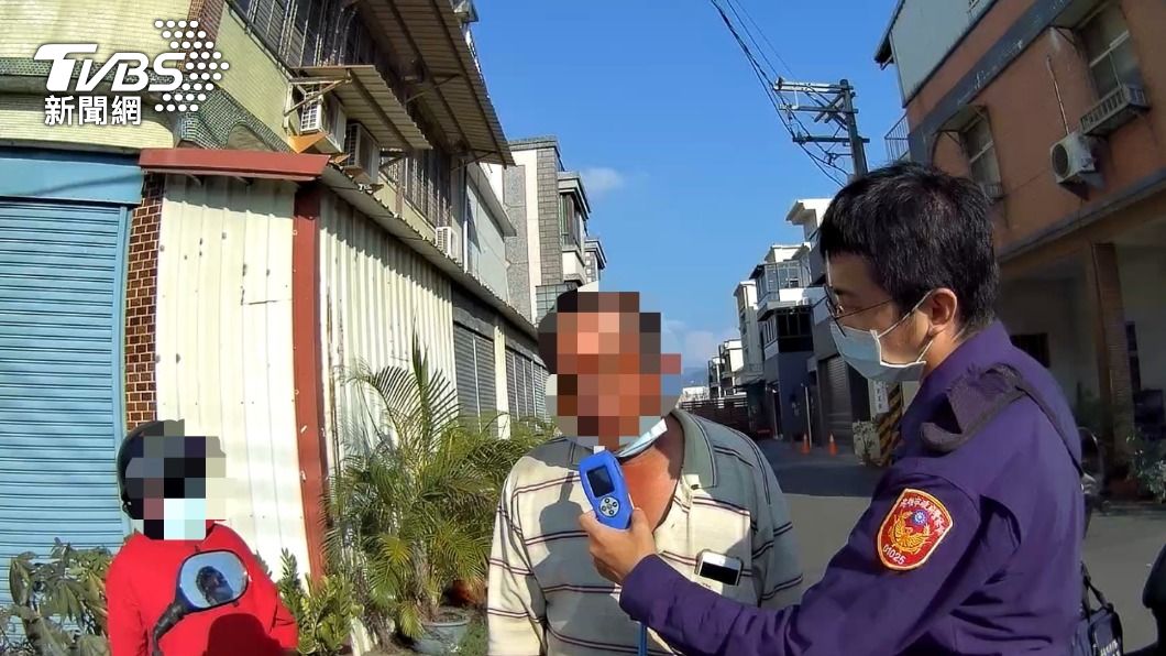 警方將他攔下來酒測。(圖/TVBS)