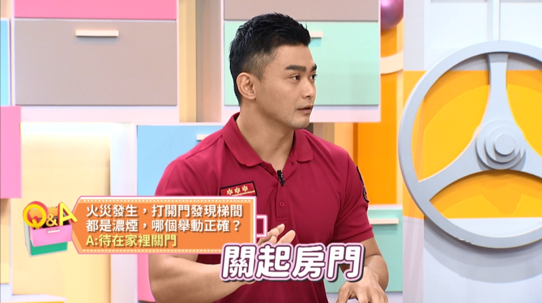 消防員宣導防災觀念。(圖/東森綜合提供)