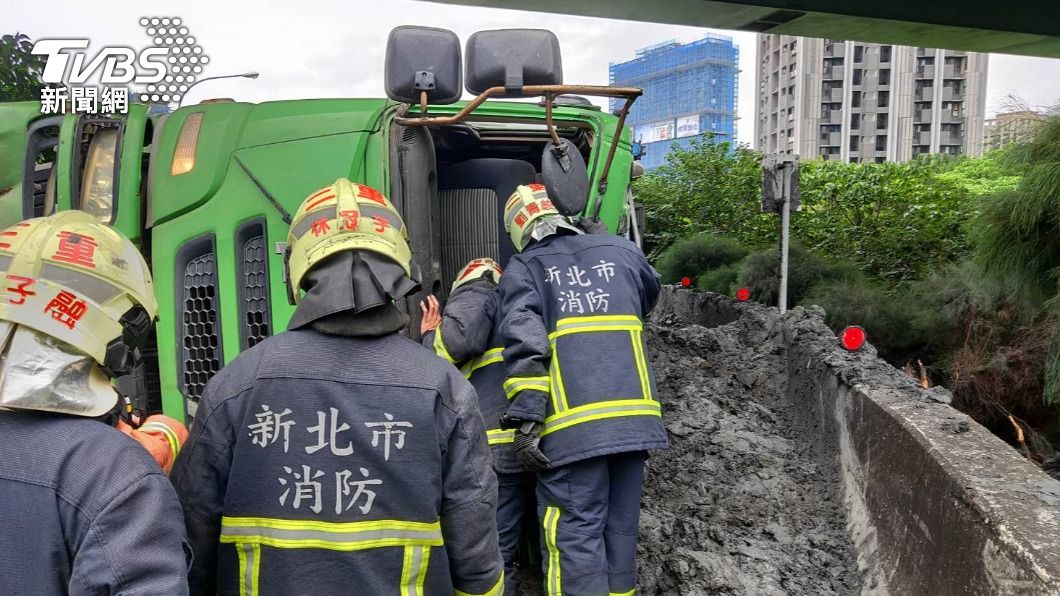 聯結車疑過彎不慎翻覆。