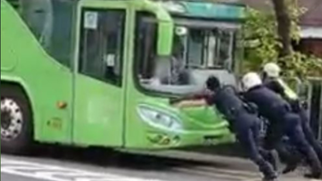 波麗士變大力士！統聯客運上橋處拋錨　6警幫推車
