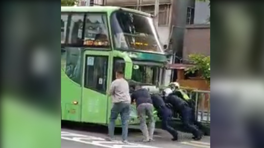 路過民眾上前幫忙。(圖/翻攝自我是三蘆人 臉書)
