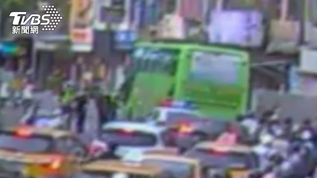 員警將車輛推下橋到安全處。(圖/TVBS)