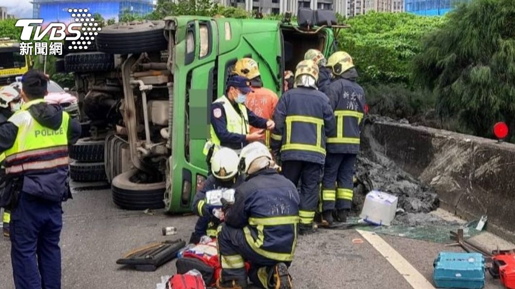 警消緊急到場。