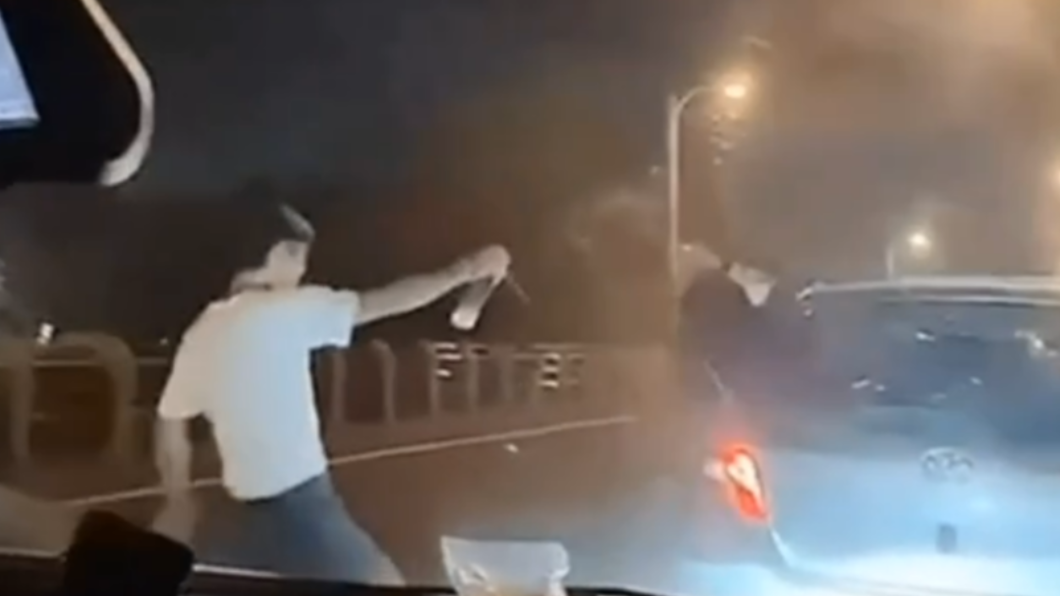 彰化男用噴霧將嗆人的掃把男趕回車內。(圖/翻攝自中部版記者爆料網)