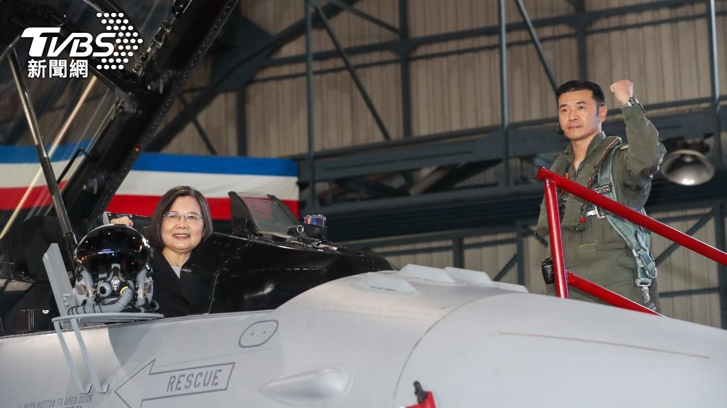F-16V接裝升級,總統蔡英文登機檢閱裝備。(圖/中央社)
