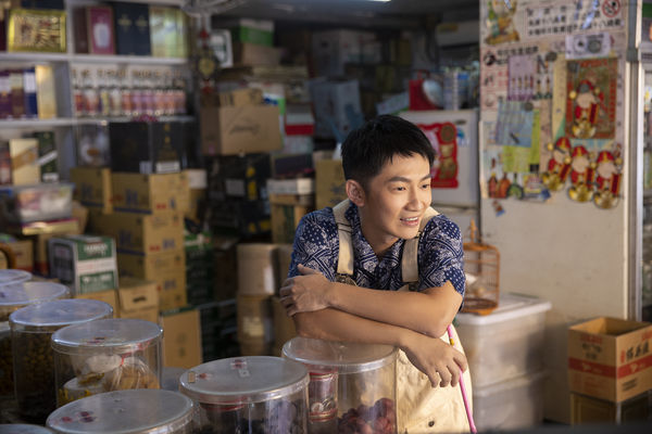 蔡昌憲在新歌《玲瑯踅》裡化身雜貨店老闆兼月老。(圖/何樂音樂提供)