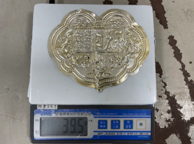 台南學甲區一間寺廟裡的神像銀牌(39.5公克)被偷。(圖/警方提供)
