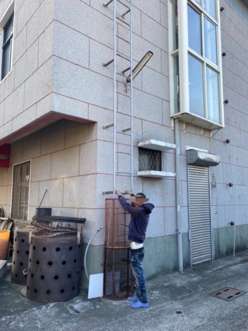 郭男攀牆入廟行竊。(圖/警方提供)