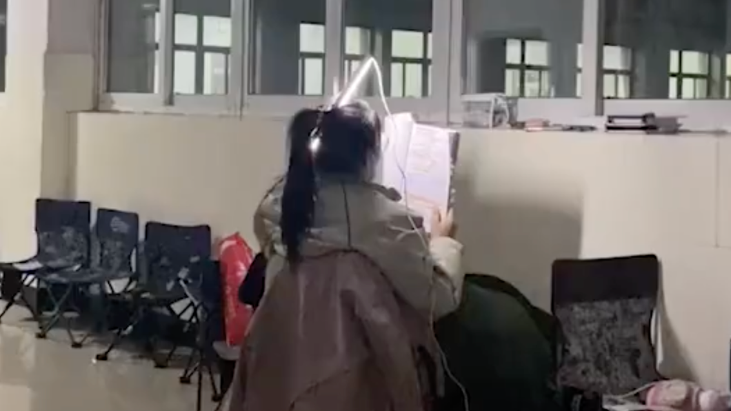 現代版挑燈夜讀!女大生頭插燈管備考 網笑:新學霸技能