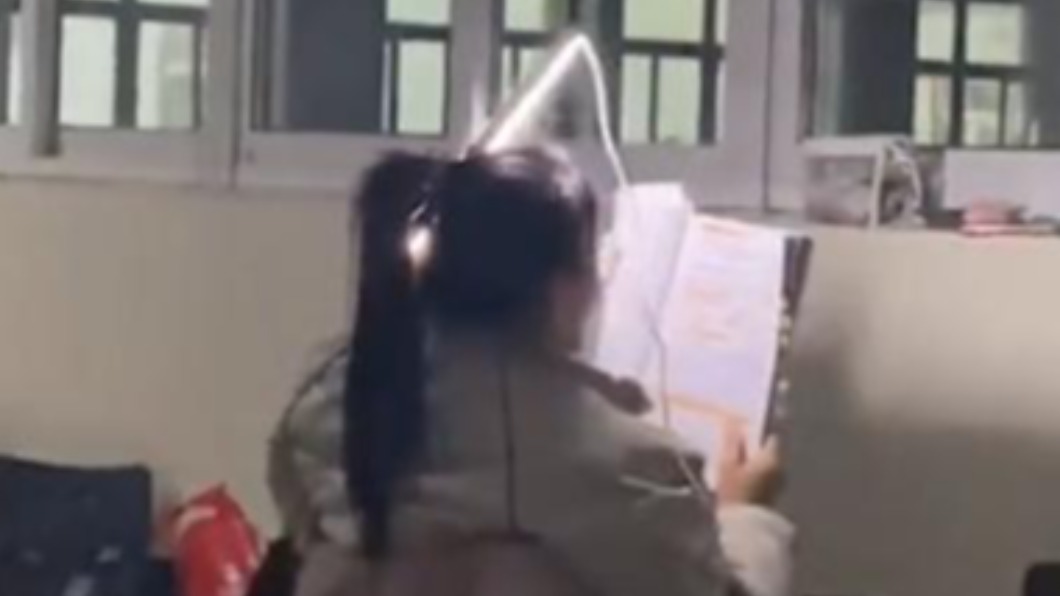 女同學最後覺得太熱就將燈管拿下。(圖/翻攝自微博)