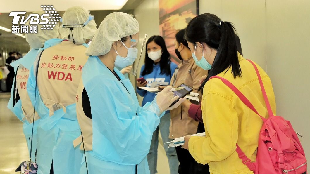 為了避免移工入境後確診造成雇主負擔，今天起移工入境前雇主需幫投保。（圖／TVBS）