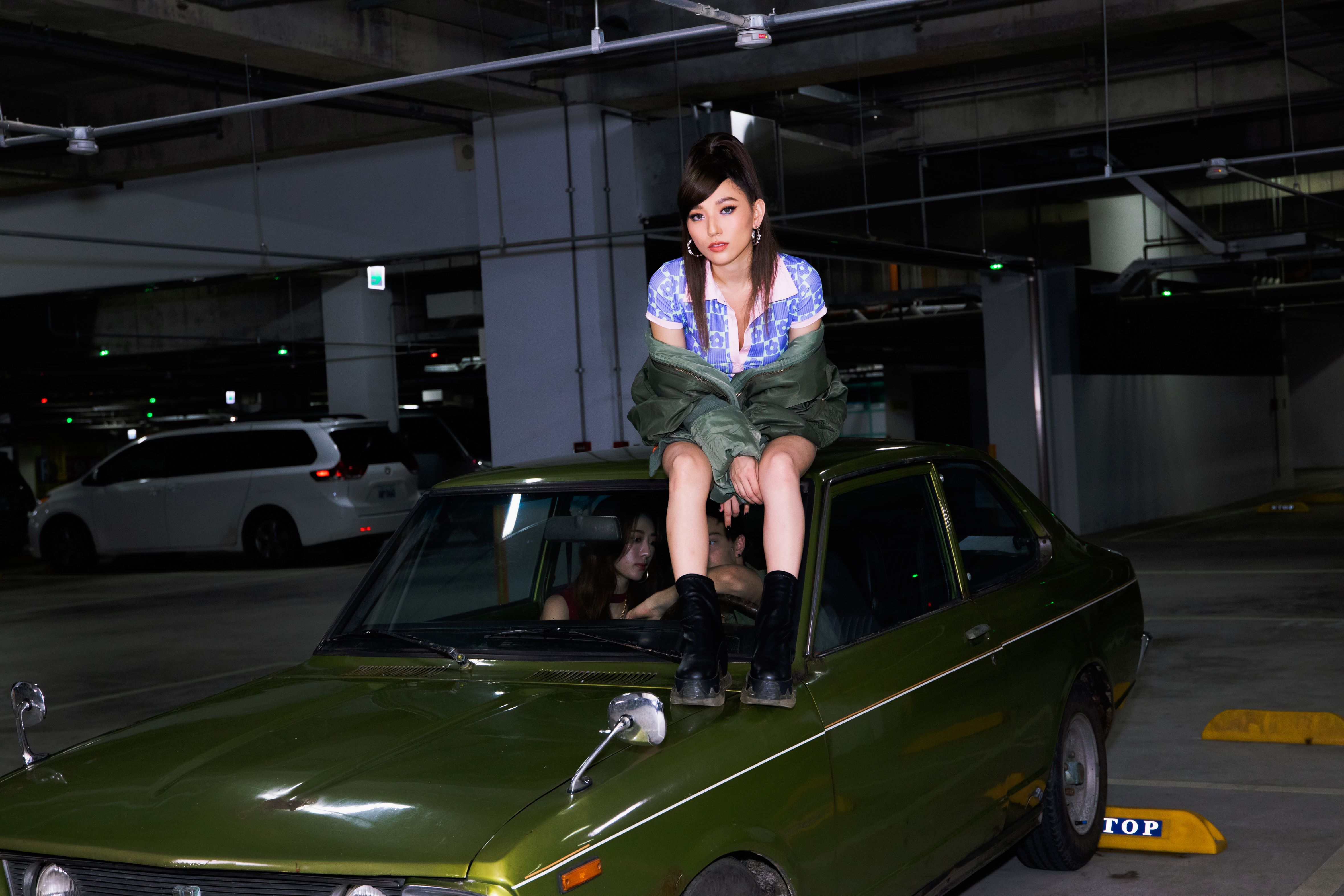 Haezee黃瑋昕身材比例堪比名模,拍攝MV穿著時髦坐上車頂頗有「龐德女郎」架式。(圖/新禧未來音樂提供)