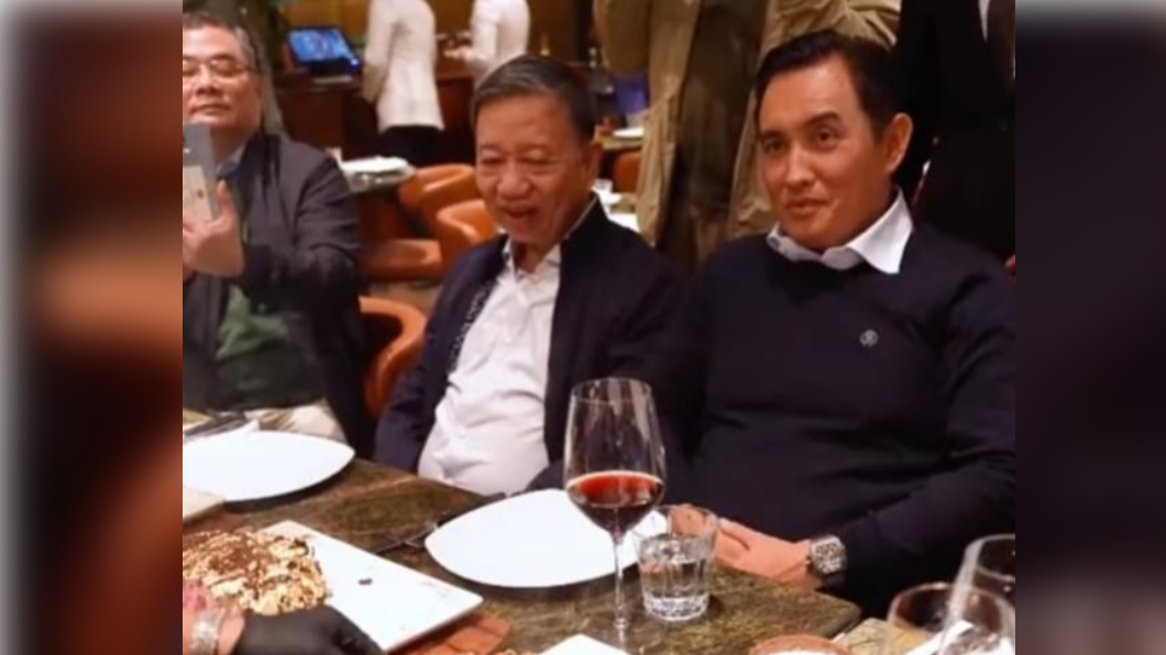 越南公安部長蘇林(中)與其他官員趁去英國開氣候峰會時，到撒鹽哥餐廳享用一客五萬台幣的牛排。（圖／翻攝PETER LAM BUI/臉書）