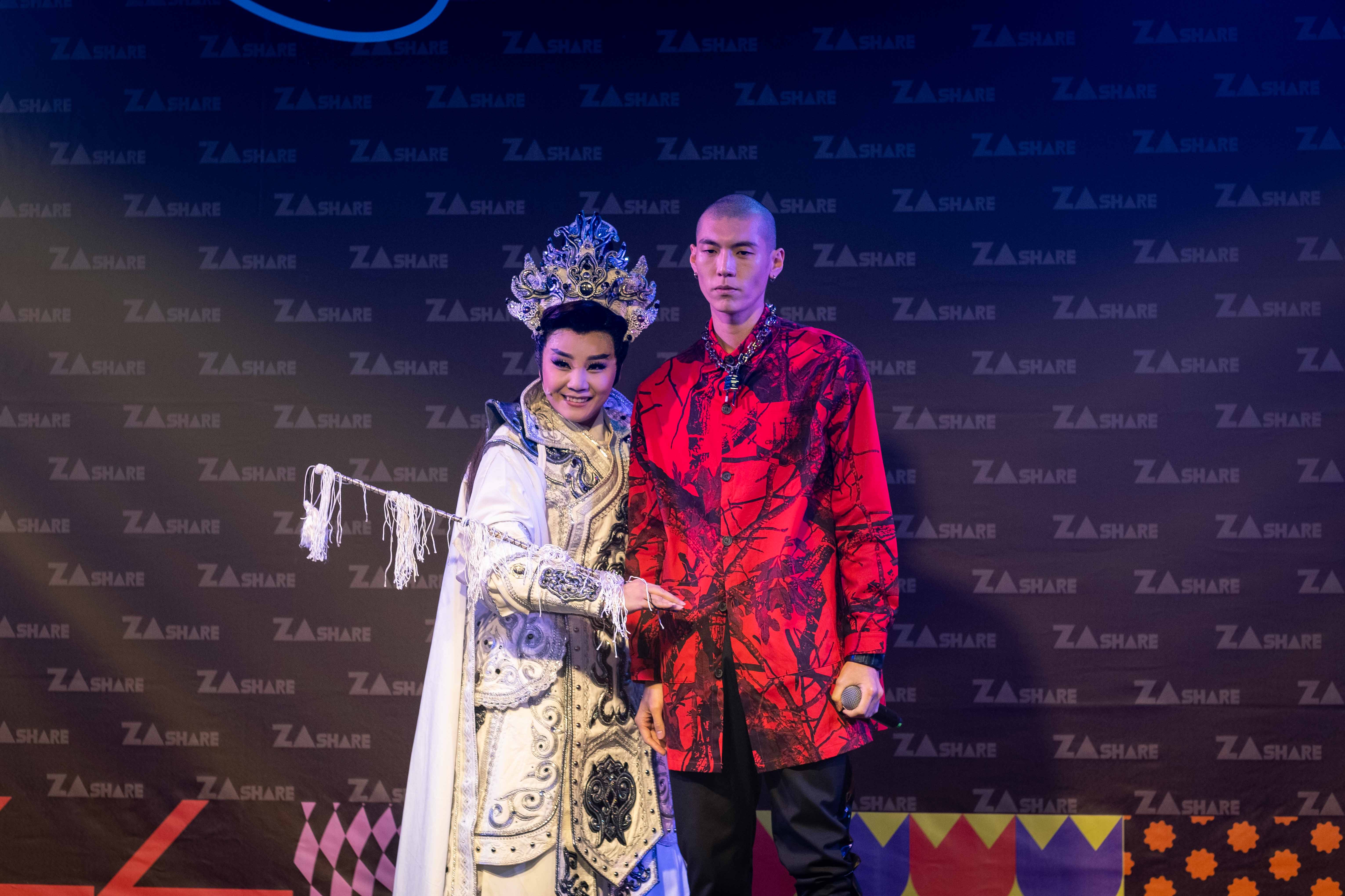 開幕秀陳亞蘭歌仔戲團林佩儀（左）、演唱杜威（右）。（圖／雜學校ZA SHARE提供）