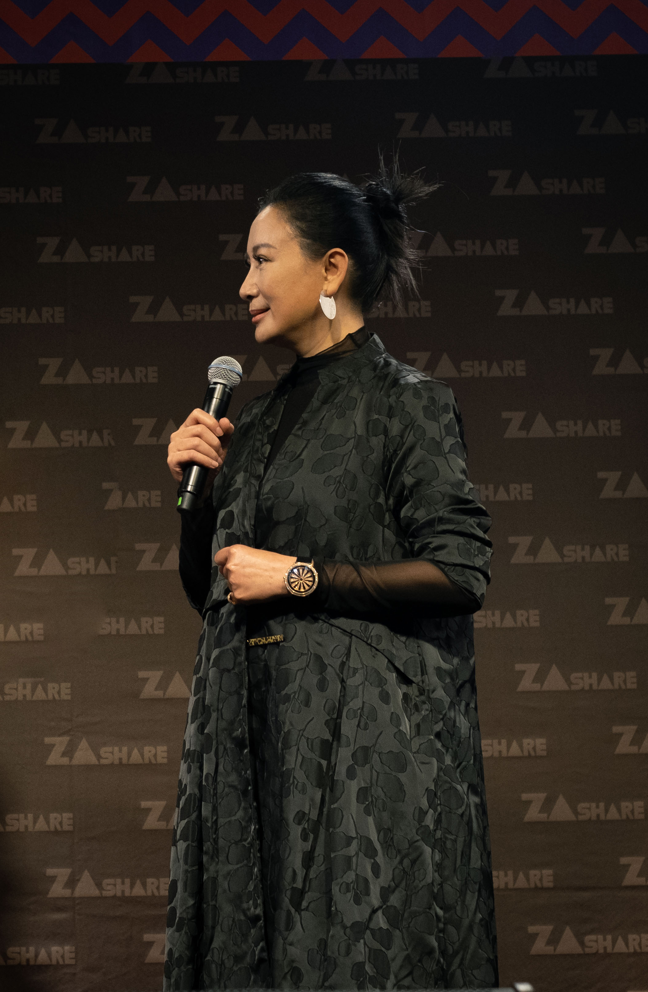 陳亞蘭笑稱：「舉頭三尺有楊阿姨（楊麗花）。」（圖／雜學校ZA SHARE提供）