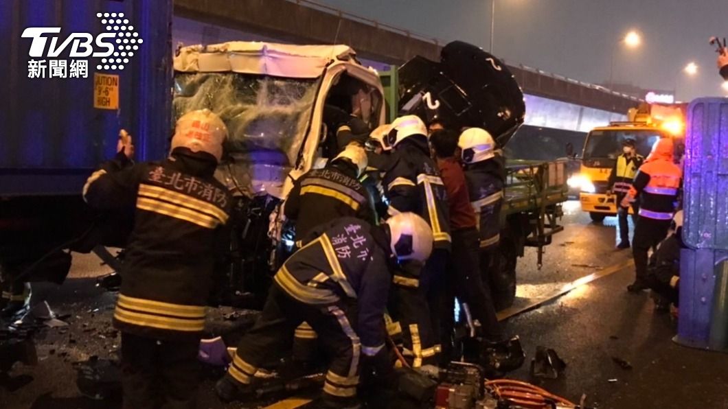 國1北上內湖段3車追撞!貨車頭卡貨櫃內 2男受困送醫亡
