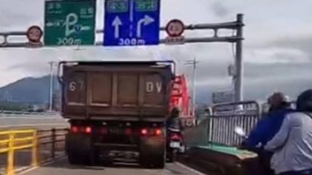 可怕！關渡大橋「死神匝道」釀禍　機車慘遭砂石車夾擊