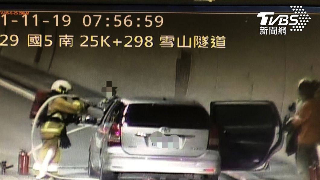 雪隧內火燒車,警消馳援,車內3人逃生。(圖/TVBS)