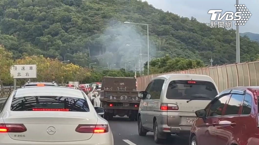雪隧內火燒車,造成塞車,車內3人逃生。(圖/TVBS)