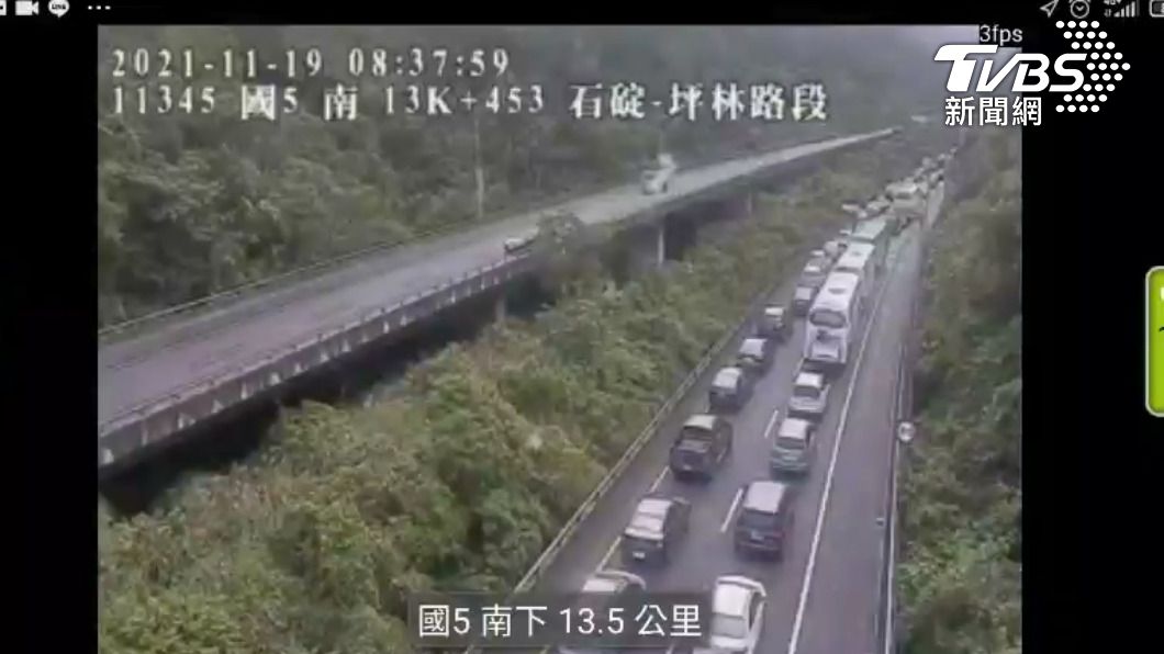 雪隧內火燒車,造成塞車,車內3人逃生。(圖/TVBS)