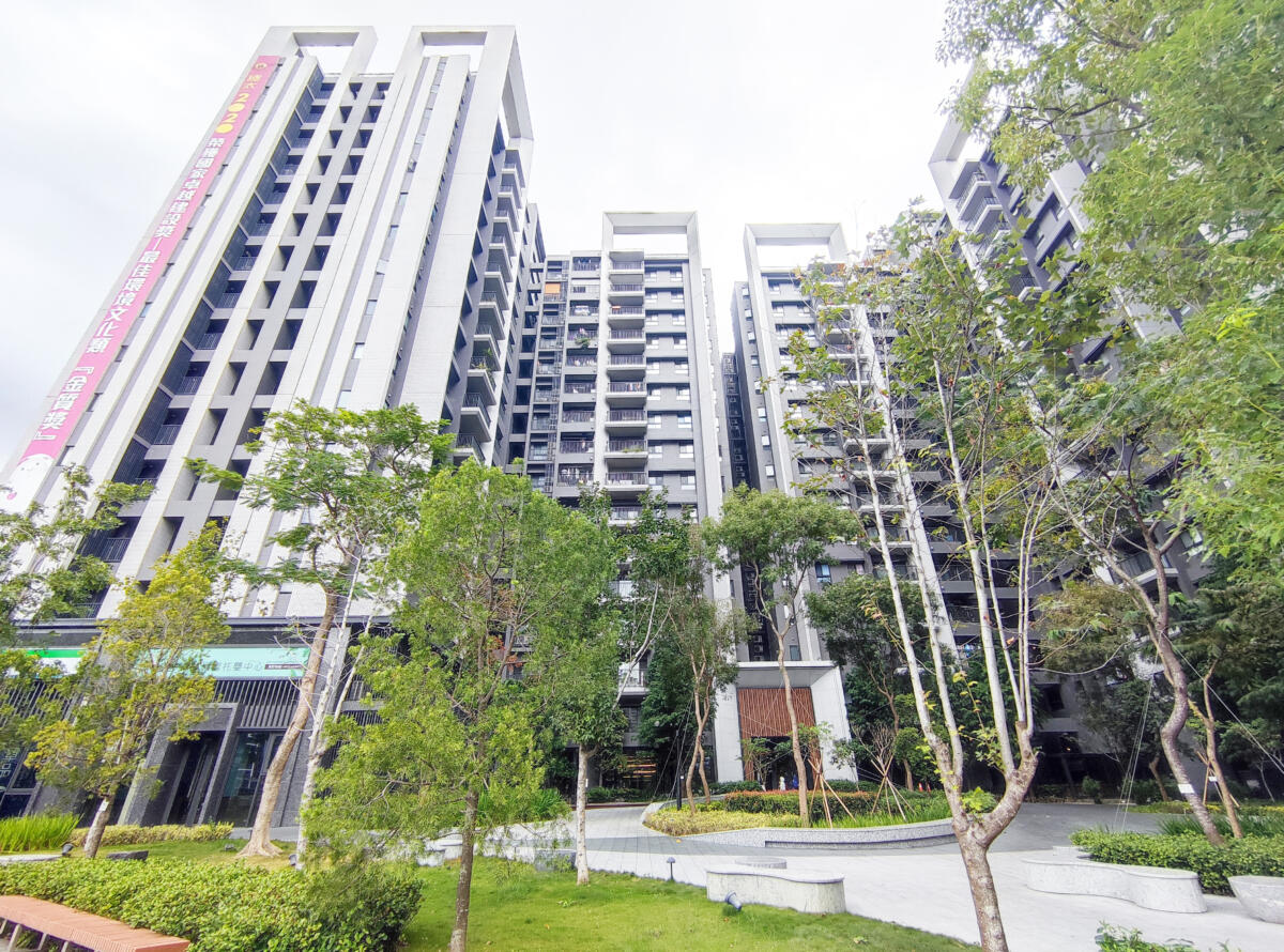 現在大樓在景觀步道上會設計植樹提升隱蔽性,低樓層「樹梢戶」開始熱門。(圖/引新聞攝)