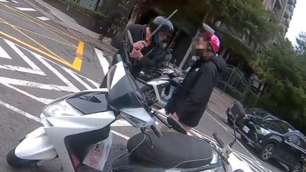 甩棍比較兇?疑逼車騎士嗆「你打打看」 警到場送紅單