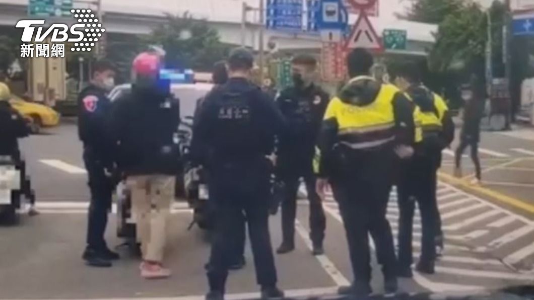 警方依法開單。(圖/TVBS)