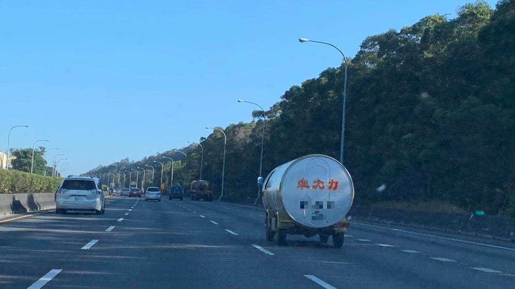 「維大力造型」的貨車在路上行駛。(圖/翻攝自爆廢公社公開版)