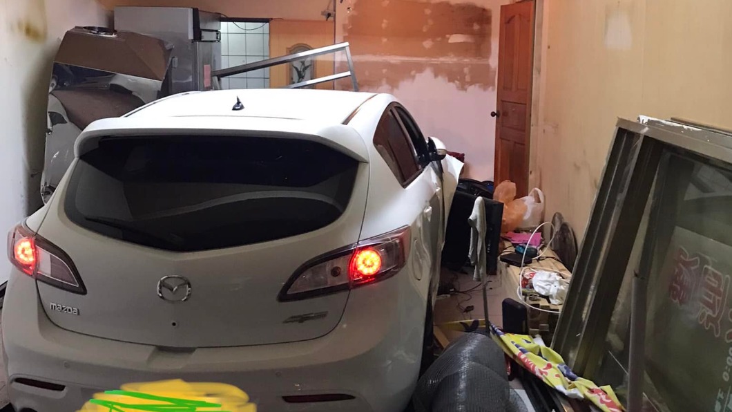蔥油餅得來速？車過彎失控撞進店面　業者控駕駛賠一半竟耍賴