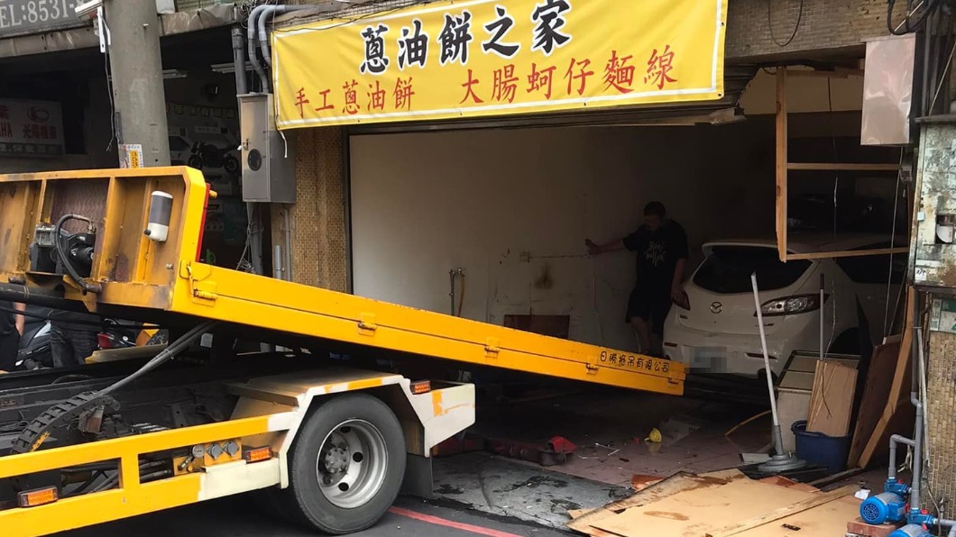 老闆控駕駛賠償到一半就開始置之不理。（圖／翻攝自ㄨㄚ是泰山人 臉書）