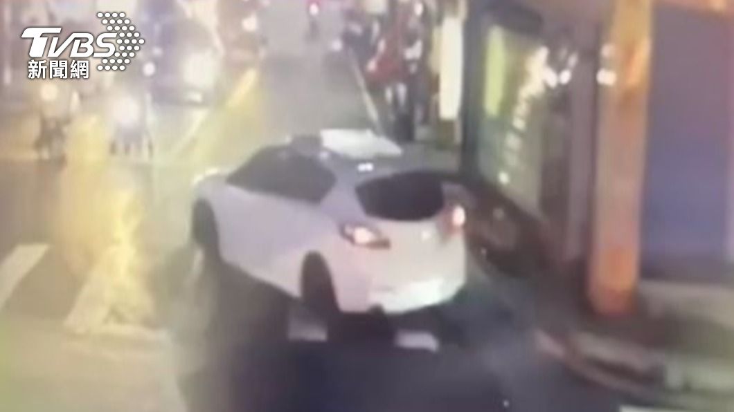 轎車在路口過彎失控。（圖／TVBS）