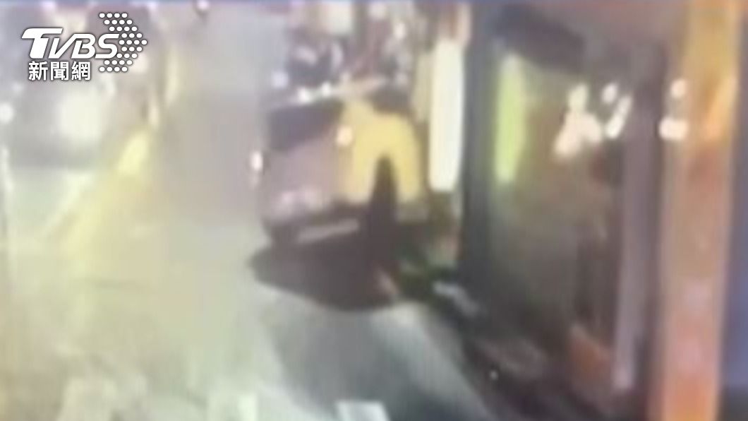 當時店內並無人未造成傷亡。（圖／TVBS）