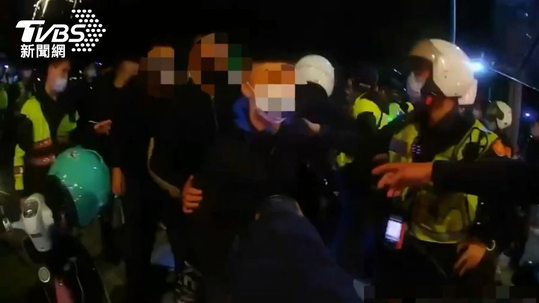 幫友討公道辯「約吃飯」13人街頭聚眾　警搜出「球棒」全帶回