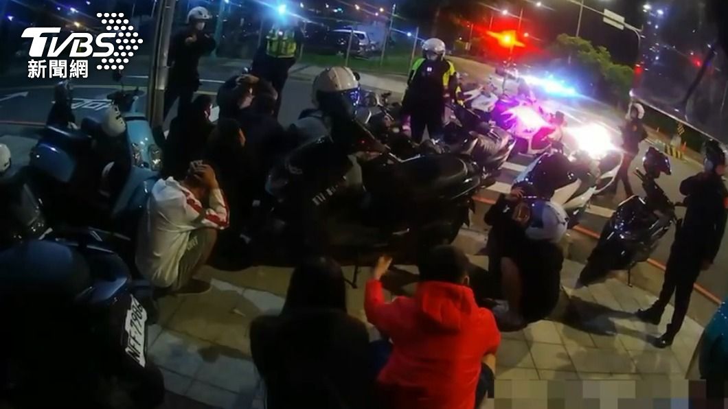 警方喝令聚眾民眾蹲下。(圖/TVBS)