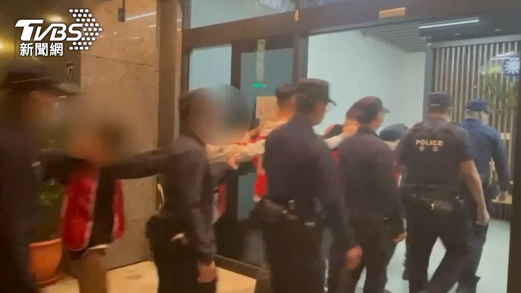 13人被帶回派出所。(圖/TVBS)