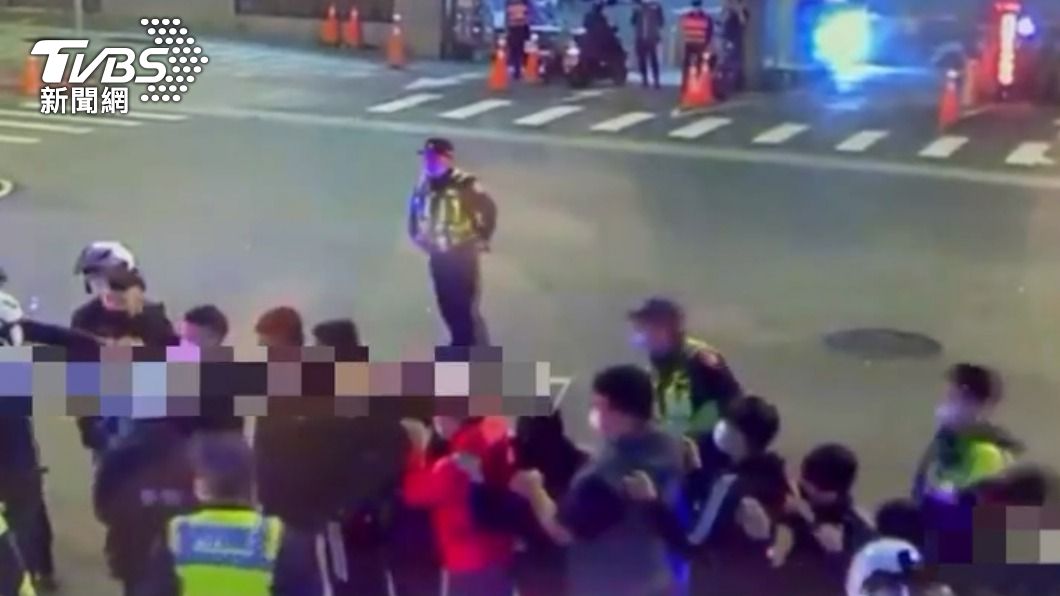在場民眾「接龍」被警方帶回調查。(圖/TVBS)