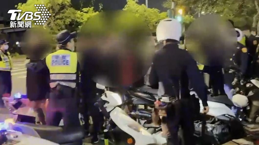 優勢警力控制聚眾分子。(圖/TVBS)