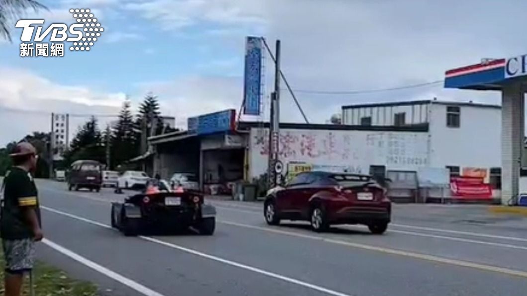 高檔卡丁車逆向起步。(圖/TVBS)