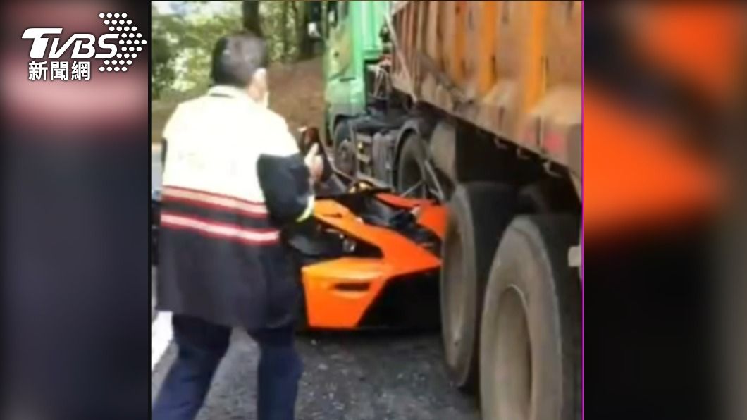 高檔卡丁車在花蓮台8線上發生擦撞。(圖/TVBS)