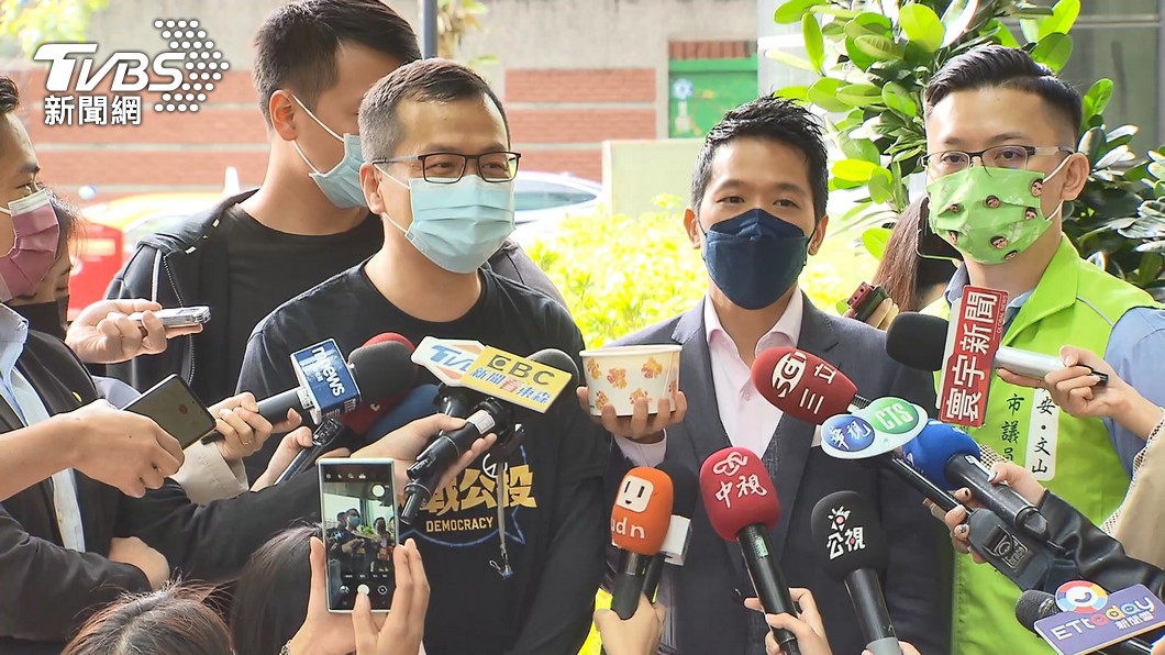 羅智強邀請民進黨立委何志偉就公投綁大選和反萊豬兩公投議題進行辯論。（圖／TVBS）